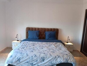 2 chambres, bureau, systĂšme dâinsonorisation, fer et planche Ă repasser