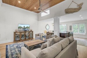 Una Smart TV, una mesa de tenis de mesa, una impresora