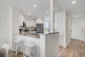 冰箱、微波炉、烤箱、炉灶