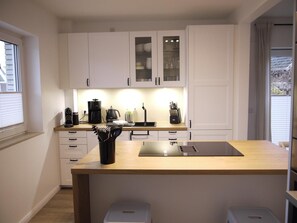 Geladeira, micro-ondas, fogão, cooktop