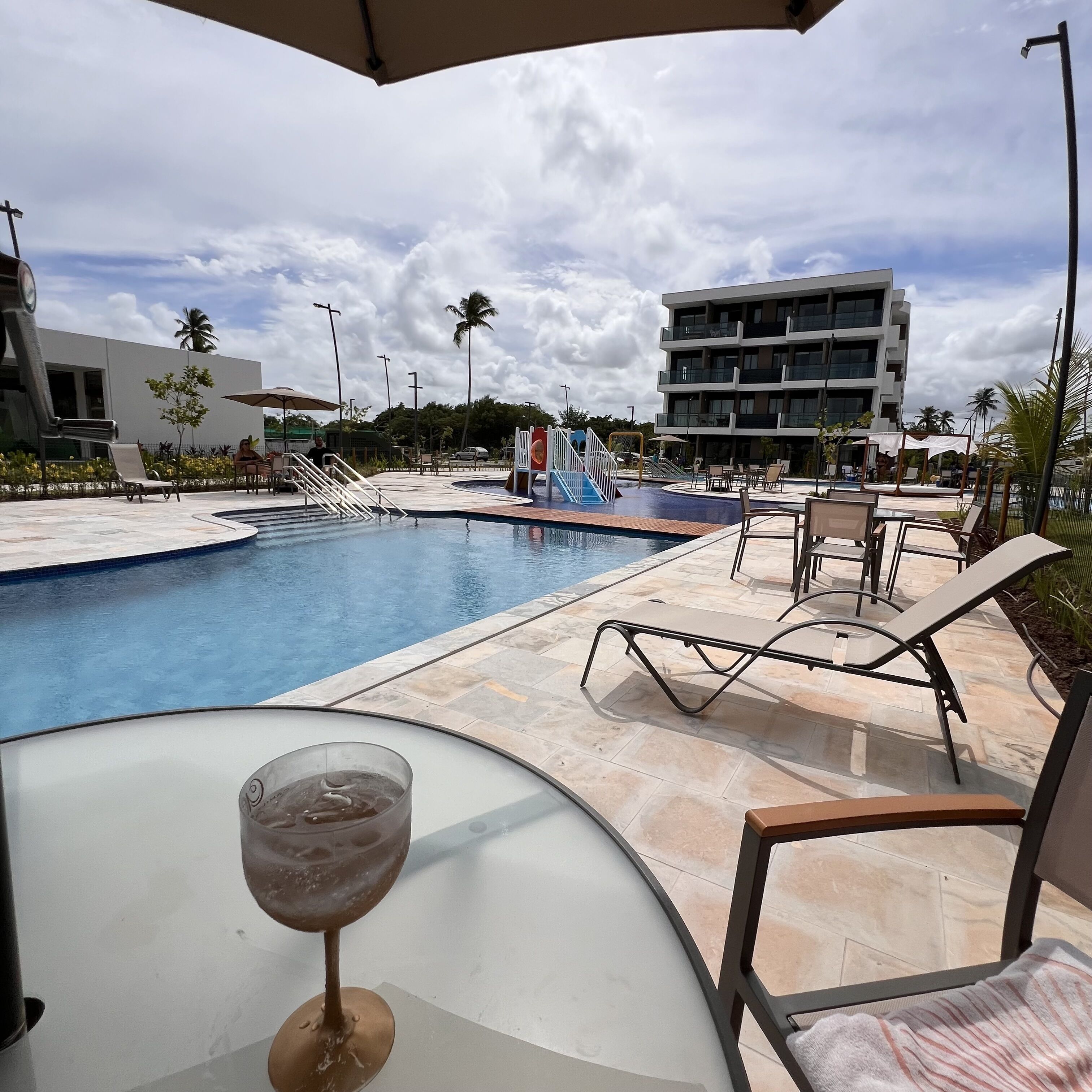 10 室外游泳池，08:00 至 22:00 开放，池畔遮阳伞，日光浴躺椅