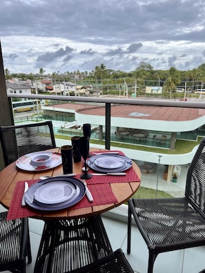 Apartamento familiar, 1 habitación, vistas a la piscina, junto a la playa | Patio hawaiano