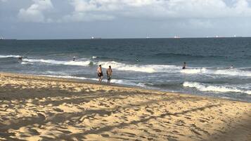 Di pantai, pasir putih, dan 3 bar pantai