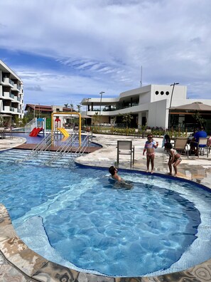 10 udendørs pools, åben fra kl. 08.00 til kl. 22.00, parasoller