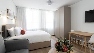 Caja de seguridad en la habitación y escritorio