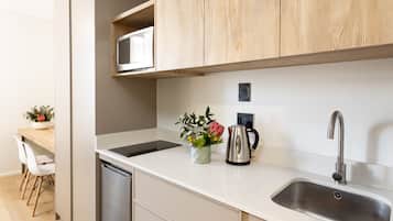 Frigobar, microondas, parrilla de estufa y tetera eléctrica