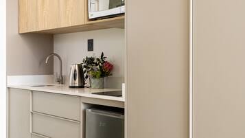 Private kitchen | Mini-fridge, microwave, stovetop, electric kettle
