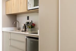 Private kitchen | Mini-fridge, microwave, stovetop, electric kettle