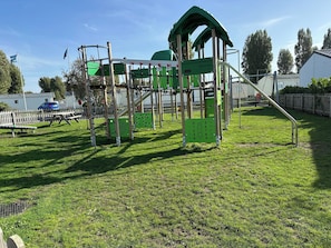 Cabin | Children’s area - Felixstowe Chimo Caravan 8 Sleeps 5 min to Beach (Felixstowe)