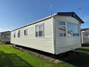 Cabin | Exterior - Felixstowe Chimo Caravan 8 Sleeps 5 min to Beach (Felixstowe)