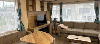 Felixstowe Chimo Caravan 8 Sleeps 5 min to Beach
