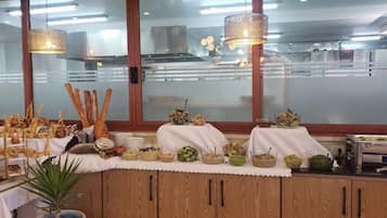 Tägliches Frühstücksbuffet (15 USD pro Person)