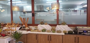Colazione a buffet, servita tutte le mattine (15 USD a persona)