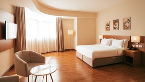 Suite Standar | Brankas, meja kerja, setrika/meja setrika, dan Wi-Fi gratis