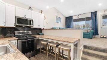 Coffee/tea maker, fridge, microwave, oven