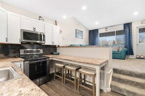 Fridge, microwave, oven, stovetop - Sunrise C-123 - Sunday River Condo (Newry)