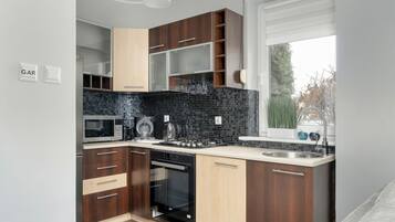 Apartment, 1 Bedroom, Terrace | Private kitchen | Microwave, coffee/tea maker, cookware/dishes/utensils