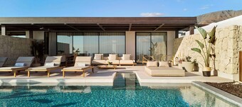 ロイヤルハイダウェイコラーレスヴィラ