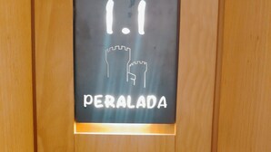 A sign with a castle icon and the word "PERALADA" on a black background. - 1-1 Peralada - Standard Apartment (Figueres)