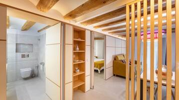 Een haardroger, handdoeken