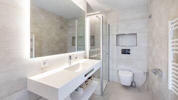 Een haardroger, handdoeken