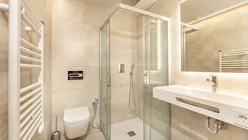 Een haardroger, handdoeken