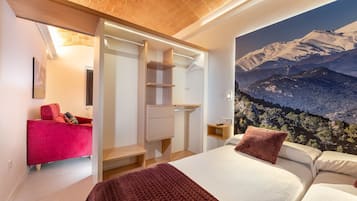 1 dormitorio y tabla de planchar con plancha