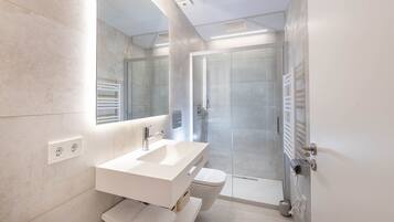 Een haardroger, handdoeken