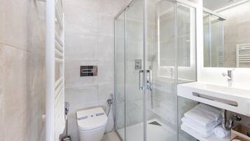 Een haardroger, handdoeken