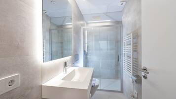 Een haardroger, handdoeken