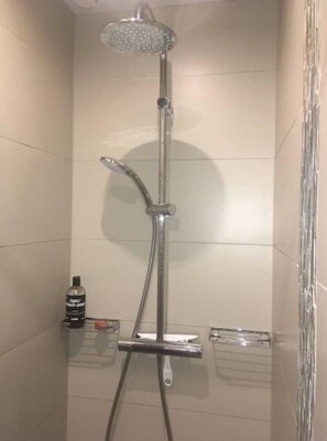 Toallas, jabón, papel de baño