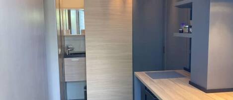 Kühlschrank, Mikrowelle, Ofen, Herdplatte