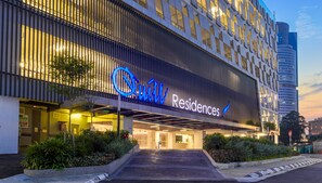 A modern building with a sign reading "Quin Residences." - Quill Residences KLCC, Five Senses (Kuala Lumpur)