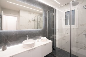 Exclusive Apartment | Bathroom | Shower, rainfall showerhead, hair dryer, towels - Exclusive and Deluxe Apartment in Athens (Athens)