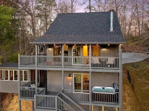 Views Views Views!! Ski Slope/Smoky Mountain Views Pool Table Tikki Bar Hot Tub