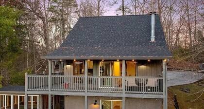 Views Views Views!! Ski Slope/Smoky Mountain Views Pool Table Tikki Bar Hot Tub