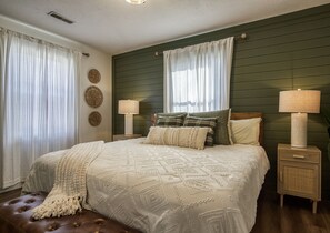 3 bedrooms, iron/ironing board, Internet, bed sheets - Views Views Views!! Ski Slope/Smoky Mountain Views Pool Table Tikki Bar Hot Tub (Gatlinburg)