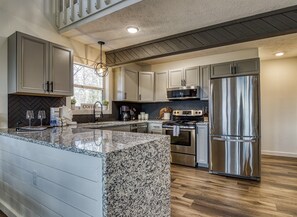 Fridge, microwave, oven, stovetop - Views Views Views!! Ski Slope/Smoky Mountain Views Pool Table Tikki Bar Hot Tub (Gatlinburg)