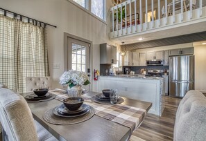 Fridge, microwave, oven, stovetop - Views Views Views!! Ski Slope/Smoky Mountain Views Pool Table Tikki Bar Hot Tub (Gatlinburg)