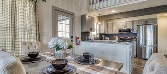 Views Views Views!! Ski Slope/Smoky Mountain Views Pool Table Tikki Bar Hot Tub