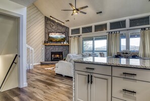 TV, fireplace, video games - Views Views Views!! Ski Slope/Smoky Mountain Views Pool Table Tikki Bar Hot Tub (Gatlinburg)