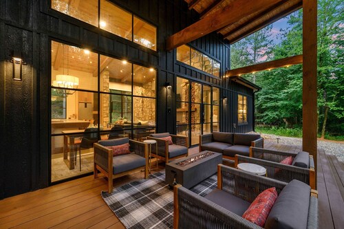 Top Rated Designer Dream Home w/ Hot Tub on Creek!