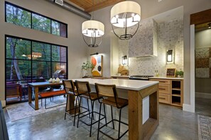 Réfrigérateur, micro-ondes, plaque de cuisson, lave-vaisselle