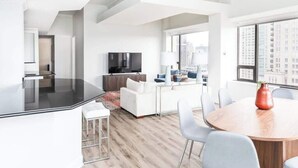 Um apartamento moderno com cozinha, sala de jantar e sala de estar.
