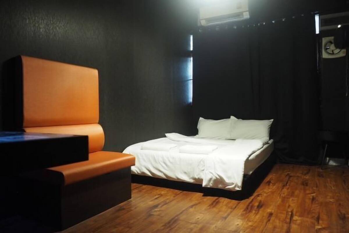 Soundproofing, WiFi (free), bed sheets