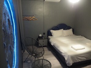 Design Single Room, 1 Bedroom, Shared Bathroom | Soundproofing, free WiFi, bed sheets - Doctor Alien Hostel (Bangkok)