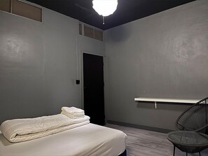 Design Single Room, 1 Bedroom, Shared Bathroom | Soundproofing, free WiFi, bed sheets - Doctor Alien Hostel (Bangkok)