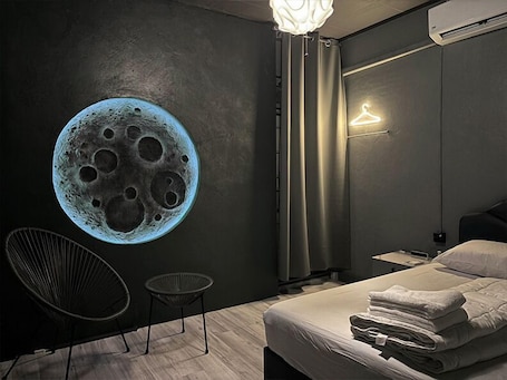 Quarto solteiro design, 1 quarto, banheiro compartilhado | Quartos à prova de som, Wi-Fi de cortesia, roupa de cama. Doctor Alien Hostel