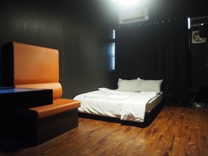 Basic Single Room, 1 Queen Bed, Shared Bathroom | Soundproofing, free WiFi, bed sheets - Doctor Alien Hostel (Bangkok)