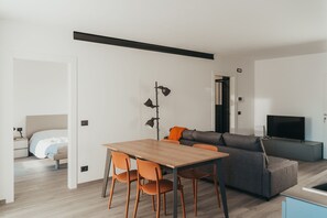 Dining - Quiet apartment surrounded by greenery, with views of the valley and sunset (Castel Ivano - Spera)